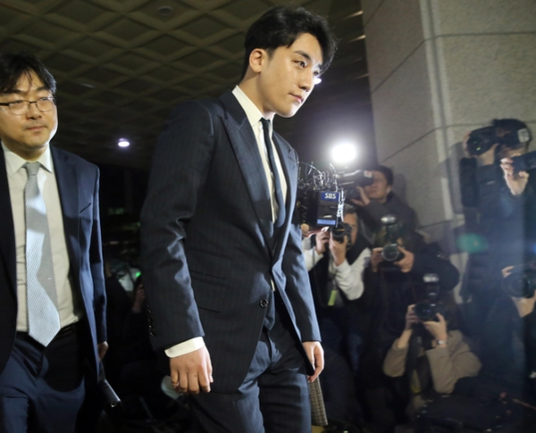 지난달 27일 '해외 투자자 성접대' 의혹을 받고 있는 그룹 빅뱅의 승리가 조사받기 위해 서울지방경찰청으로 들어서고 있다. /조선DB