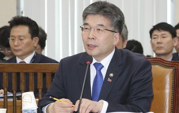 민갑룡 경찰청장이 14일 국회 행안위 전체회의에 참석해 서울 강남의 클럽 버닝썬 수사 상황에 대해 보고하고 있다. /이덕훈 기자
