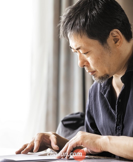 데라오 겐에겐 쓰고 읽는 행위가 몸에 뱄다. 발뮤다 직원들에게도 “가전 회사이지만 우리 일의 중심은 언어”라고 늘 강조한다고 했다.