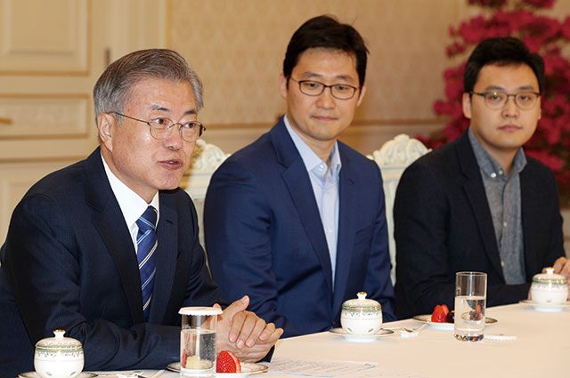 지난 2월 7일 청와대에서 열린 혁신벤처기업인 간담회에 참석한 김범석 쿠팡 대표이사(가운데). /뉴시스
