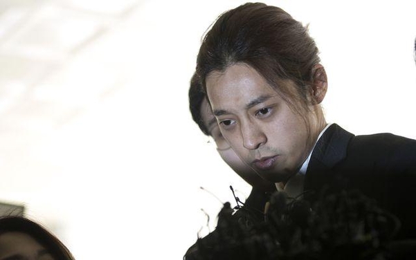 성관계 동영상 불법 촬영과 유포 혐의를 받고 있는 가수 정준영이 14일 오전 서울 종로구 서울지방경찰청 광역수사대에 피의자 신분으로 출석하고 있다. /남강호 기자