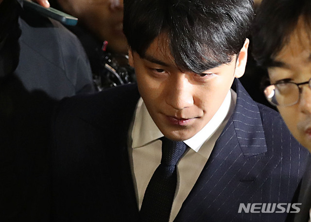 밤새 조사 마치고 귀가하는 승리