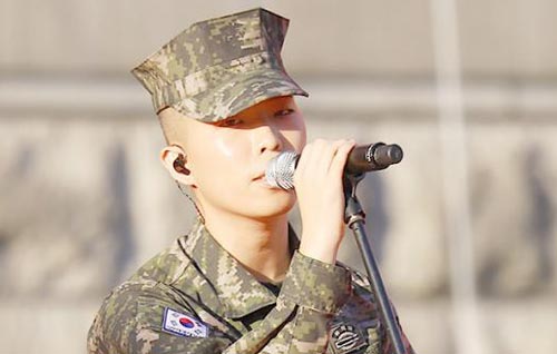 악동뮤지션 멤버 이찬혁 병장이 작년 9월 '9·28서울 수복 기념식'에서 노래를 부르고 있다.