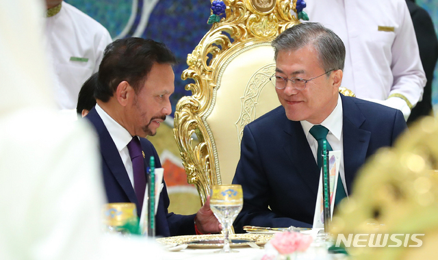 브루나이 국왕과 대화나누는 문재인 대통령