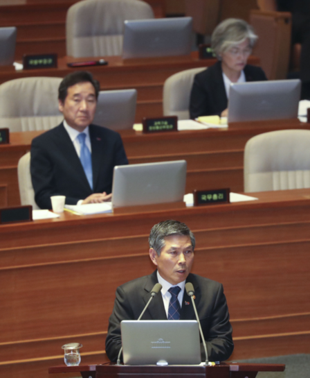 정경두 국방부 장관이 20일 국회 본회의장에서 자유한국당 윤상현 의원의 외교·통일·안보분야 대정부 질문에 답변하고 있다. /연합뉴스