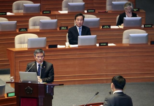 정경두 국방부 장관이 지난 20일 국회 본회의장에서 자유한국당 윤상현 의원의 외교·통일·안보분야 대정부 질문에 답변하고 있다./ 연합뉴스