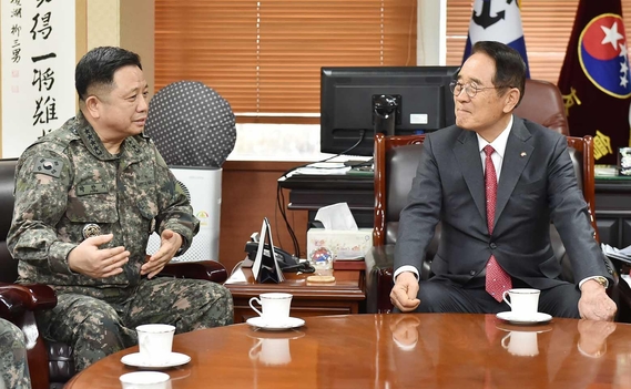 지난1월31일 박한기 합참의장(왼쪽)이 향군회관을 방문해 유삼남 성우회 회장과 주요 국방현안에 대한 대화를 나누고 있다. /연합뉴스
