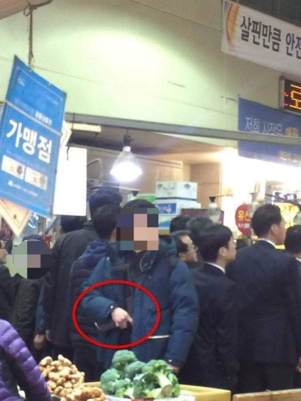 하태경 바른미래당 의원이 24일 '지난 22일 문재인 대통령이 대구 칠성시장을 방문할 당시 기관단총을 든 경호원으로 보이는 사진'이라며 페이스북에 올린 사진. 청와대는 해당 사진이 경호원이 맞는다고 했다. /하태경 의원 페이스북