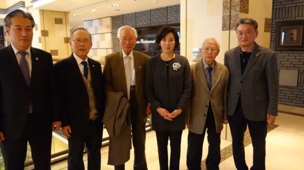 지난 2015년 2월 14일 나경원 원내대표가 서울 동작구 관내 독립유공자들과 환담 후, 임우철 지사 등과 함께 촬영한 사진. 나 원내대표는 이 사진을 23일 페이스북에 올렸다./나경원 원내대표 페이스북