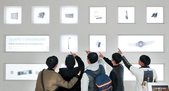 서울 서초구 삼성전자 서초사옥의 홍보관 딜라이트 2층에 있는 반도체 전시 공간에서 관람객들이 삼성전자 반도체 기술과 주요 제품을 둘러보고 있다.