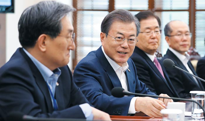 문재인 대통령이 25일 청와대 여민관에서 열린 수석보좌관회의에서 모두 발언을 마친 뒤 참모들과 대화하고 있다.