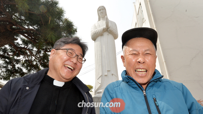 대흥동성당 박진홍(왼쪽) 신부와 함께한 조정형씨.