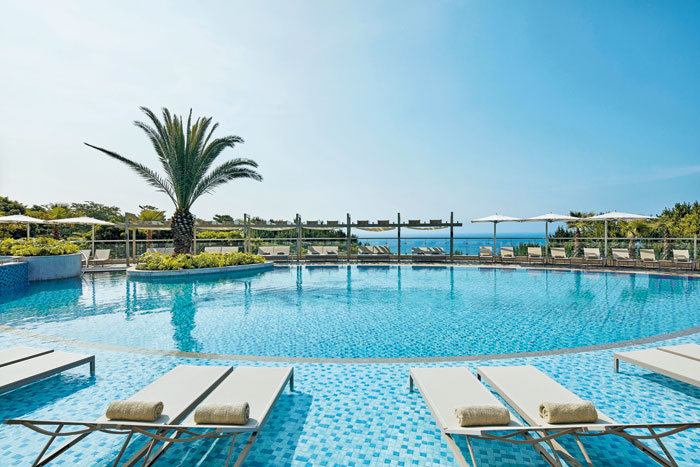 탁 트인 제주 바다가 한 눈에 펼쳐지는 제주신라호텔 야외수영장.