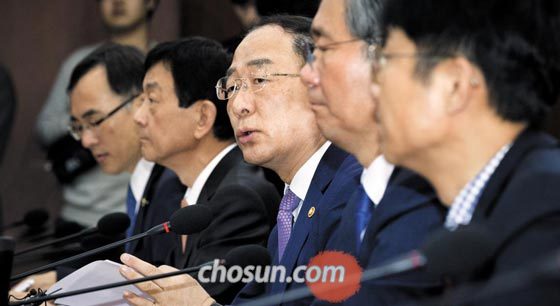 1분기 국내총생산(GDP) 성장률이 10년 만에 최악을 기록하자 홍남기(가운데) 경제부총리 겸 기획재정부 장관이 25일 정부 서울청사에서 긴급 관계장관회의를 소집했다.