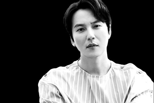 SBS 드라마 ‘열혈사제'의 매력적인 행동파 신부 김해일을 맡아 열연한 김남길(39세). 그는 국정원 특수요원 출신으로 알코올 의존증에 독설과 폭력을 서슴지 않는 가톨릭 사제 역을 맡아 코믹 연기와 액션 연기를 자유자재로 오갔다.