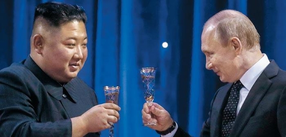 김정은 북한 국무위원장과 블라디미르 푸틴 러시아 대통령이 2019년 4월 25일 블라디보스토크 극동연방대학에서 정상회담을 마친 뒤 만찬장에서 건배하고 있다. /타스 연합뉴스