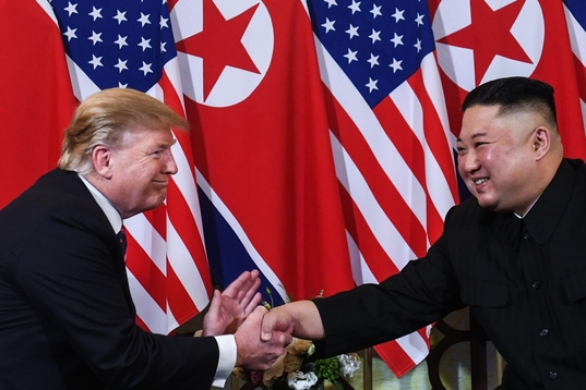 도널드 트럼프(좌) 미국 대통령과 김정은(우) 북한 국무 위원장이 2019년 2월 27일 베트남 하노이에서 만나 미북정상회담 협상을 했으나, 결과적으로는 합의를 보지 못했다. /연합뉴스