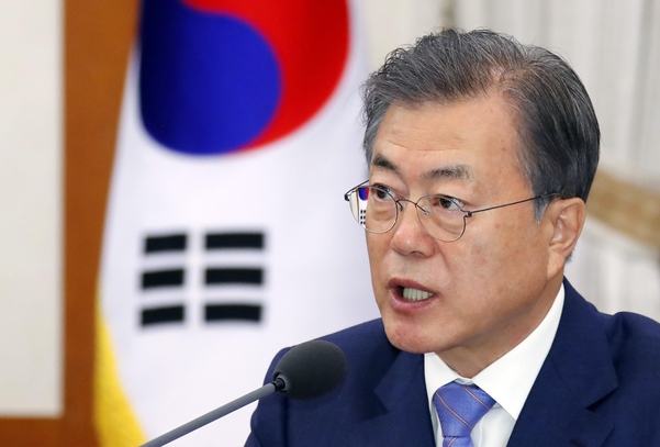 문재인 대통령이 4월 30일 오전 청와대에서 열린 국무회의에서 발언하고 있다./연합뉴스