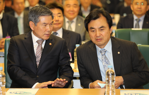 정경두 국방부 장관(왼쪽)과 안규백 국회 국방위원장이 지난달 23일 오후 국회 의원회관에서 열린 '방산수출 촉진을 위한 국방R&D의 역할' 세미나에서 이야기하고 있다./연합뉴스