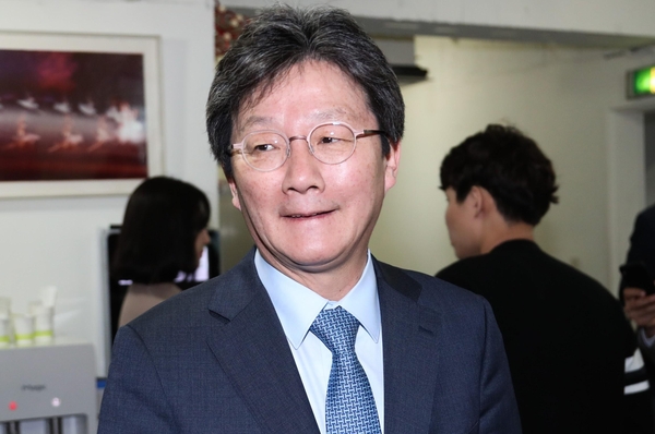 바른미래당 유승민 의원이 27일 오후 서울 강남구 논현동 성암아트홀에서 열린 팬미팅에 참석하고 있다. /연합뉴스