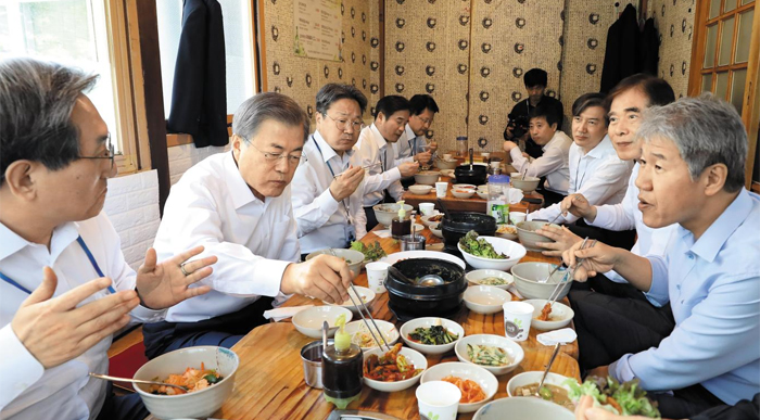 文대통령·보좌진 청국장 오찬 - 문재인 대통령이 취임 2주년인 10일 서울 종로구 청와대 인근 한 음식점에서 노영민 비서실장을 비롯한 보좌진과 청국장으로 식사하고 있다. 왼쪽부터 노 비서실장, 문 대통령, 강기정 정무수석, 조한기 1부속비서관, 박상훈 의전비서관, 윤도한 국민소통수석, 조국 민정수석, 주영훈 경호처장, 김수현 정책실장.