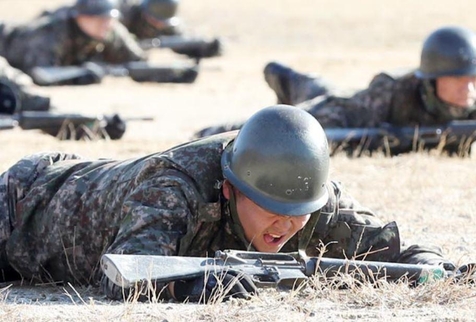육군 훈련병이 훈련을 받는 모습. 본 기사와 직접적 관련 없음. /연합뉴스