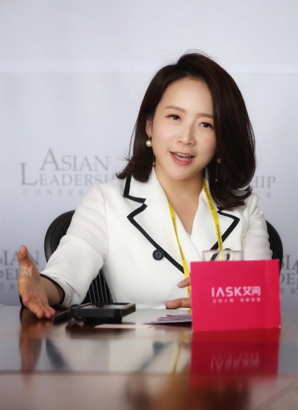 15일 서울 신라호텔에서 열린 제10회 아시안리더십콘퍼런스에 참석한 글로리아 아이(Gloria Ai) 아이애스크 미디어 창립자가 인터뷰를 하고 있다. / 오종찬 기자