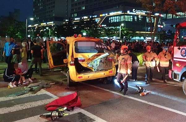15일 오후 인천 연수구 송도동의 한 사거리에서 축구클럽 통학용 승합차가 사고를 내고 인도에 올라서 있다. /연합뉴스