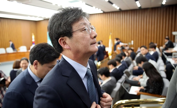 바른미래당 유승민 의원이 8일 오후 여의도 국회 본청에서 열린 제57차 의원총회를 마치고 회의장을 나서고 있다. /연합뉴스