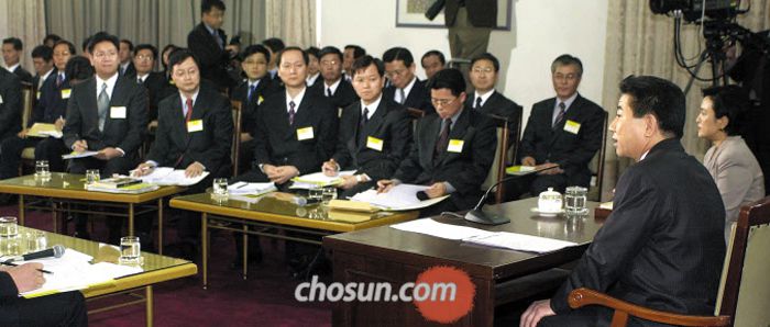 2003년 ‘검사들과의 대화’에서. 오른쪽 앞줄 검사들 중 셋째가 이완규.