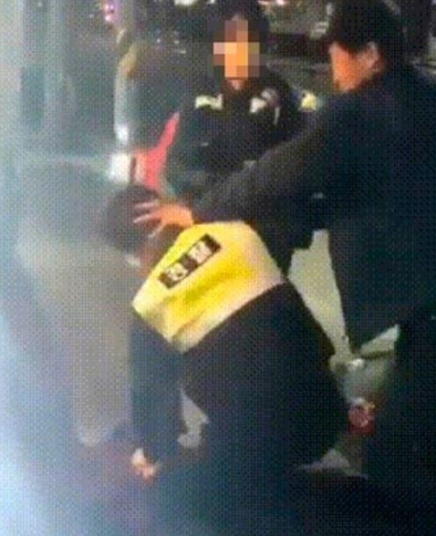 경찰과 주취자들의 몸다툼 모습. /온라인 커뮤니티 제공