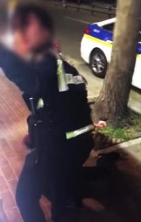 지난 13일 서울 구로구 구로동 인근 술집에서 주취자 허모(53)씨를 여성 경찰관이 제압하는 과정에서 발버둥 치자 주변 시민에게 도움을 청하고 있다. /온라인 커뮤니티 캡쳐