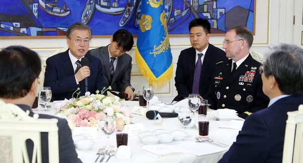 문재인 대통령이 21일 낮 청와대에서 열린 한미 군 주요직위자 초청 오찬간담회에서 인사말을 하고 있다. 오른쪽은 로버트 에이브럼스 주한미군사령관. 앞은 노영민 비서실장과 정의용 국가안보실장. /연합뉴스