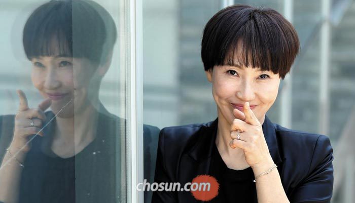 정유정은 '손가락으로 총을 겨누는 건 사육사가 침팬지들을 만날 때 나누는 몸짓 인사'라며 '소설을 위해 침팬지와 보노보를 취재하면서 생명을 대하는 타당한 자세를 배웠다'고 했다.