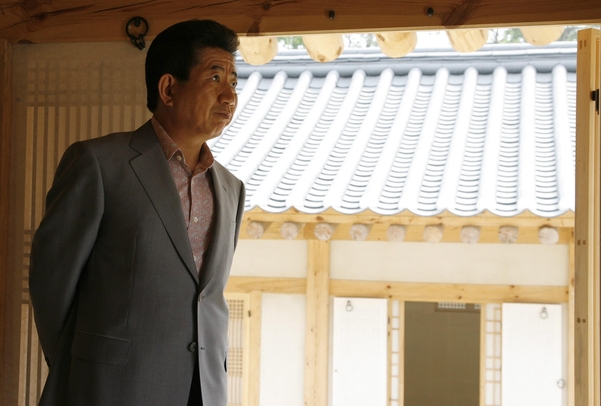 노무현 전 대통령 10주기인 23일 노 전 대통령의 전속 사진사였던 장철영 씨가 청와대 재임과 퇴임 시 찍었던 대통령의 일상생활을 비롯한 미공개 사진 50여 점을 연합뉴스에 공개했다. 사진은 2007년 5월 보수공사가 한창인 경복궁 건청궁을 방문, 주변을 살피는 모습./연합뉴스