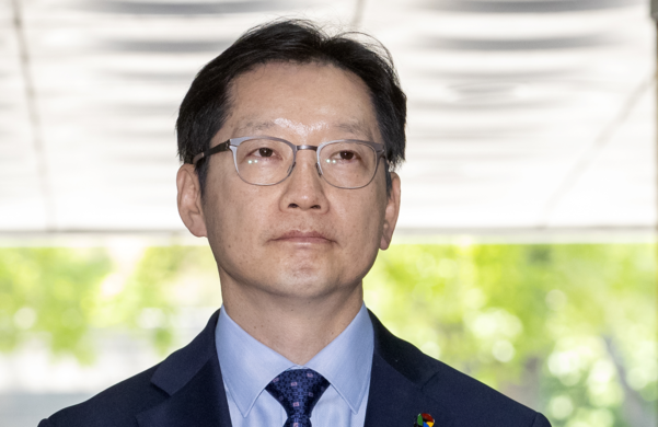 노무현 전 대통령 서거 10주기인 23일 댓글조작에 관여한 혐의로 재판을 받는 김경수 경상남도 도지사가 서울고등법원에서 열린 항소심 공판에 출석하고 있다. /연합뉴스
