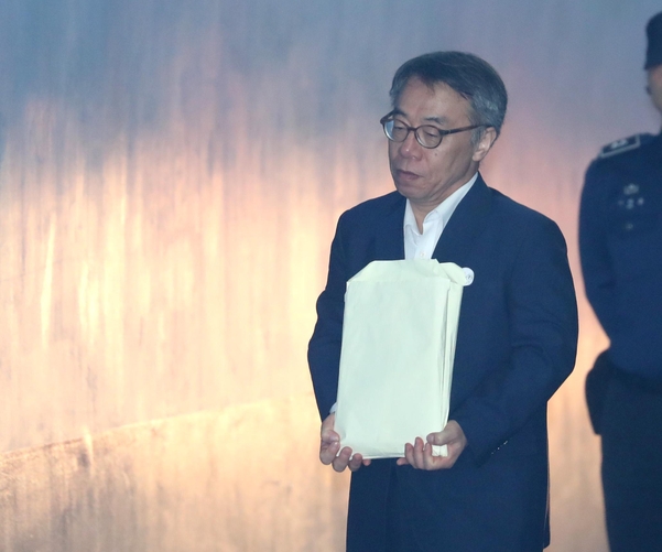 임종헌 전 법원행정처 차장이 23일 재판에 출석하기 위해 서울중앙지법 법정으로 향하고 있다. /뉴시스