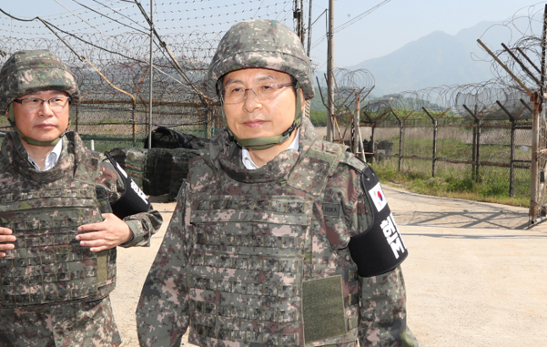 자유한국당 황교안 대표가 23일 강원도 철원군에 있는 육군 3사단을 방문, GP(감시초소) 철거현장으로 향하고 있다./연합뉴스
