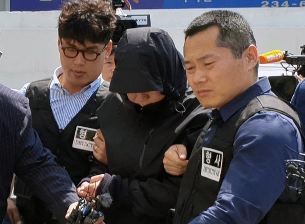 24일 오전 광주 동구 광주지법에서 부동산 업자 납치·살인 사건에 일부 가담한 혐의(감금 등)를 받고 있는 국제PJ파 부두목의 친동생 조모(58)씨가 영장실질심사를 받기 위해 출석하고 있다. /연합뉴스