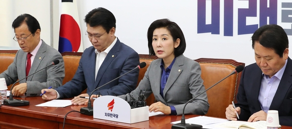 자유한국당 나경원 원내대표(왼쪽 세번째)가 28일 오전 국회에서 열린 원내대책회의에서 발언하고 있다./연합뉴스