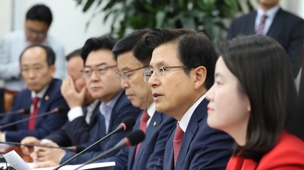 황교안 자유한국당 대표가 28일 오전 국회에서 열린 주요당직자 회의에서 발언하고 있다./뉴시스