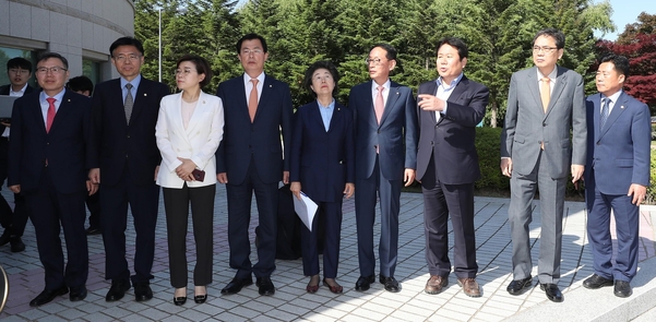 자유한국당 원내부대표단 및 국회 정보위원들이 28일 오후 서훈 국정원장과 양정철 더불어민주당 민주연구원장의 만찬 회동과 관련해 서울 서초구 국가정보원을 항의 방문했다. (왼쪽부터) 정태옥, 최교일, 김정재, 이만희, 이은재, 김도읍, 정양석, 곽상도, 김규환 의원./연합뉴스