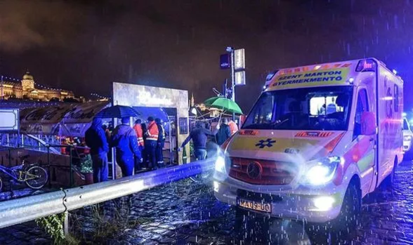 헝가리 부다페스트 다뉴브강에서 유람선이 침몰해 7명이 사망했다./ AFP