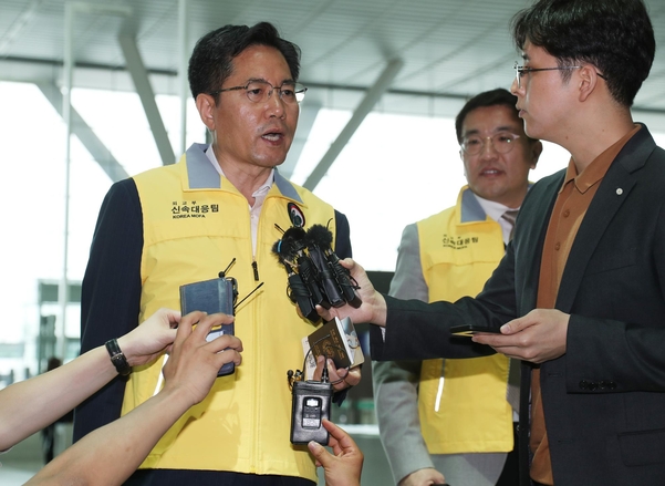 가리 부다페스트 다뉴브강에서 발생한 유람선 침몰사고 후속 대응을 외교부 신속대응팀 이상진 팀장(재외동포영사)이 30일 오후 인천공항을 통해 출국하며 기자들의 질문에 답하고 있다. /연합뉴스