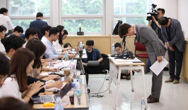 30일 오후 서울 중구 참좋은여행사에서 이상무 전무이사가 취재진에게 사고 관련 사항을 브리핑하고 고개 숙여 인사하고 있다. /연합뉴스