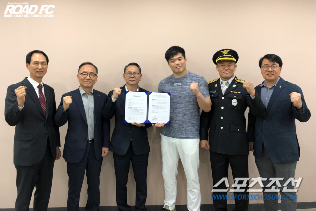 로드FC와 한국소방단체총연합회가 업무협약을 체결했다. 사진제공=로드FC