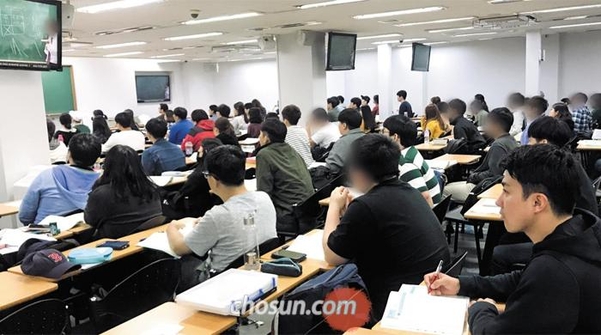 서울 노량진의 한 공무원 시험 준비 학원에서 공시생들이 강의를 듣고 있다. /조선DB