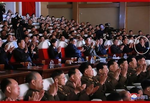 김정은 북한 국무위원장이 2일 제2기 제7차 군인가족예술소조경연에서 당선된 군부대들의 군인가족예술조조경연을 관람했다고 조선중앙통신이 3일 보도했다. 이날 공연에는 최근 실각설이 나돌았던 김영철 노동당 부위원장(흰색 원)도 배석해 건재함을 확인했다./ 평양조선중앙통신=연합뉴스