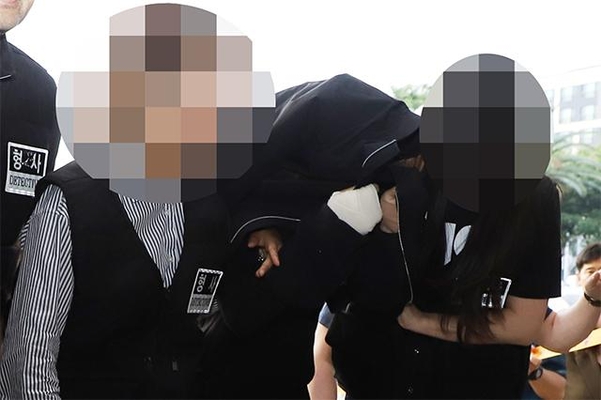 지난 1일 살해·시신유기혐의를 받는 고씨가 제주동부경찰서로 호송되고 있다. /연합뉴스