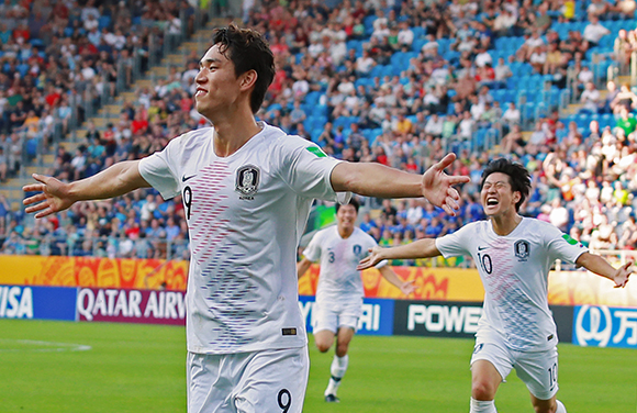 4일 오후(현지시간) 폴란드 루블린 경기장에서 열린 2019 국제축구연맹(FIFA) 20세 이하(U-20) 월드컵 16강 한·일전. 후반 한국 오세훈이 결승 헤더골을 넣은 뒤 이강인과 팔을 벌리며 그라운드를 달리고 있다. /연합뉴스